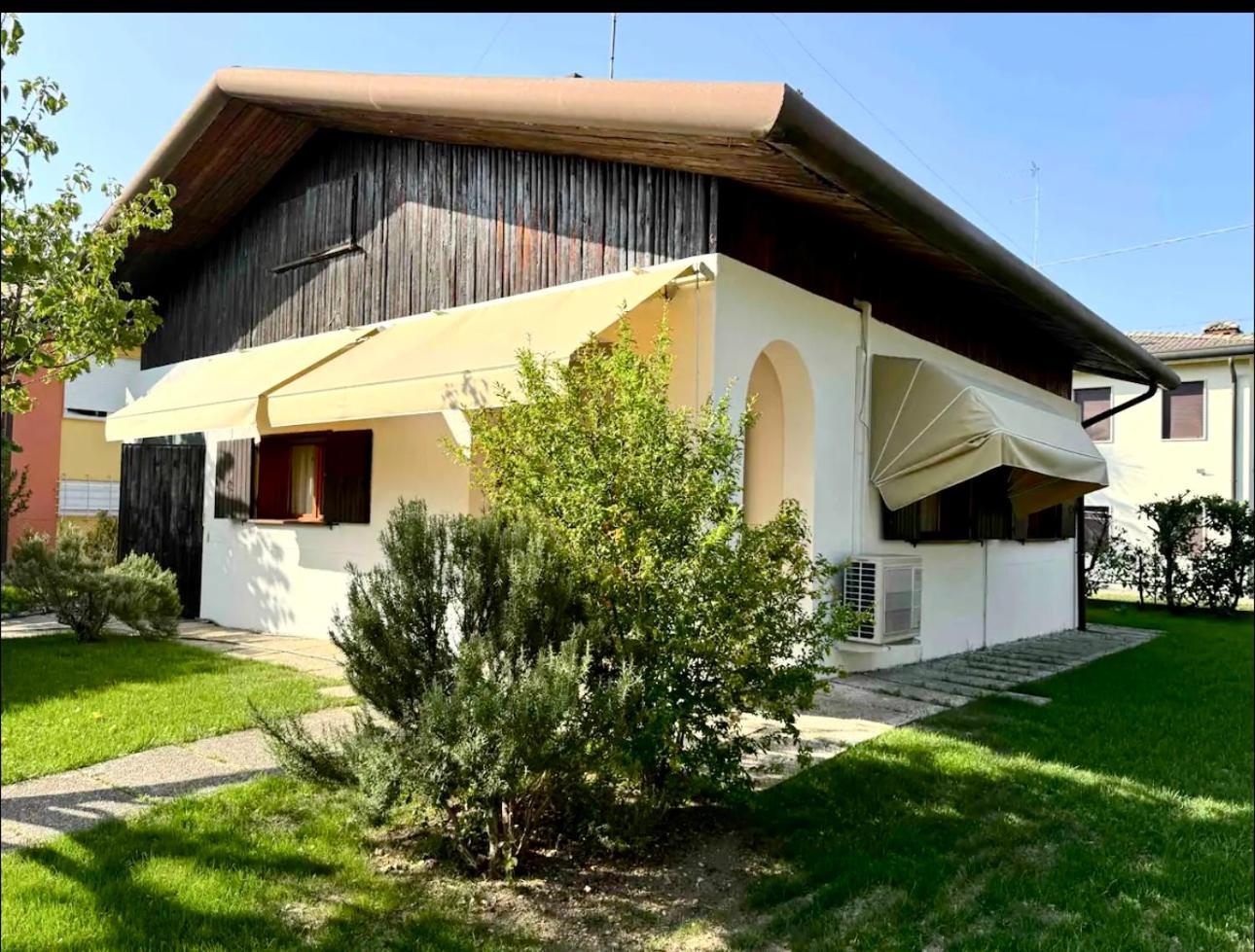 Casa Degli Albicocchi - Near Venice - Whole House With Garden And Free Prkg Holiday home *